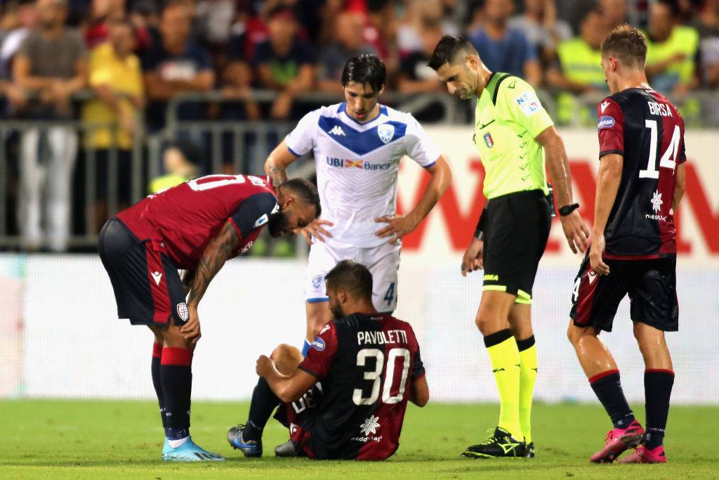 Pavoletti, attaccante del Cagliari, infortunato nella sfida di Serie A contro il Brescia