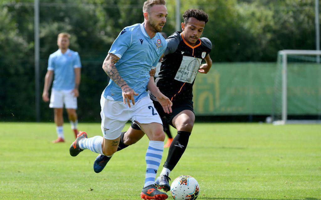 Lazio, infortunio per Lazzari: trauma alla mano durante l’amichevole con la Primavera