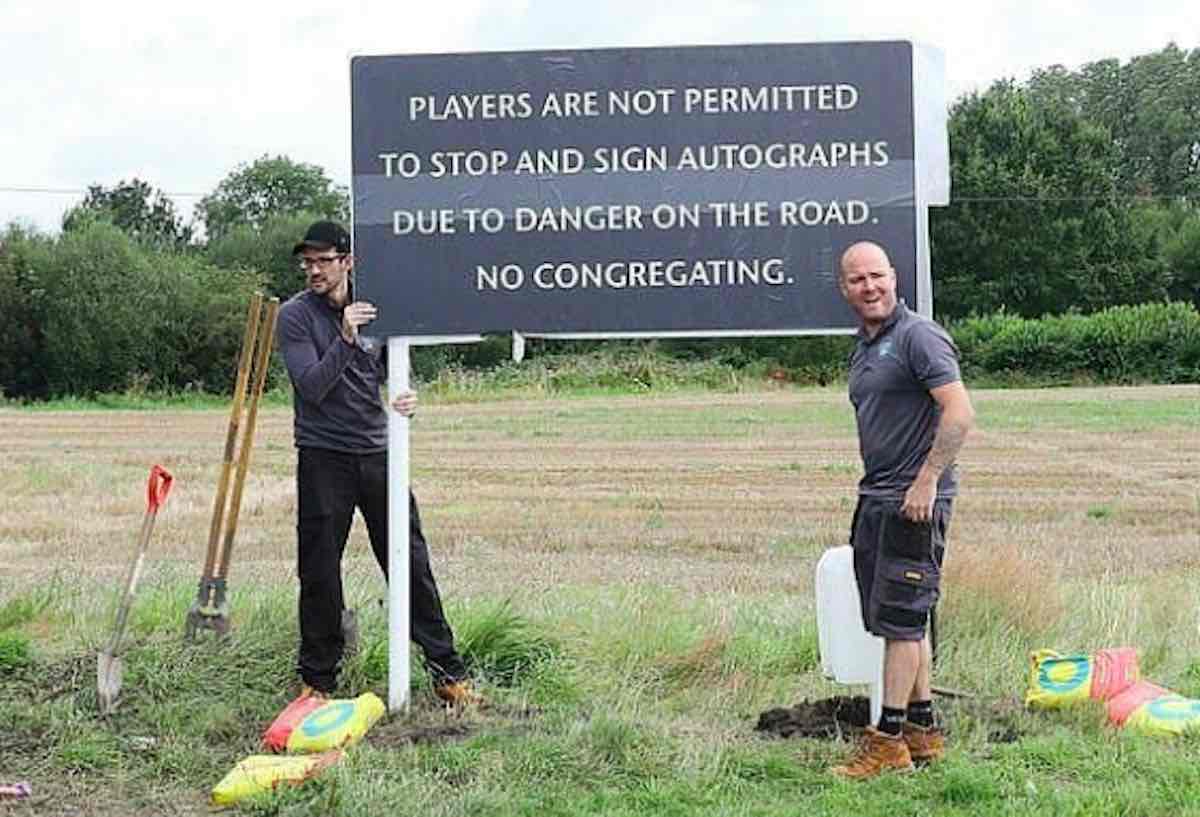 Protesta dei tifosi del Manchester United fuori il campo di allenamento