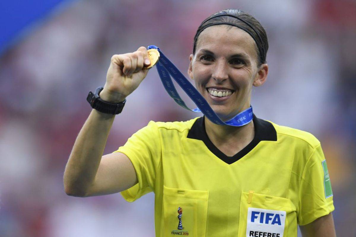 Stephanie Frappart: chi è l'arbitro di Liverpool-Chelsea, finale di Supercoppa Europa