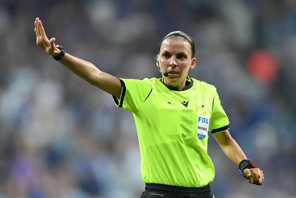 Stephanie Frappart, l'arbitro di Liverpool-Chelsea