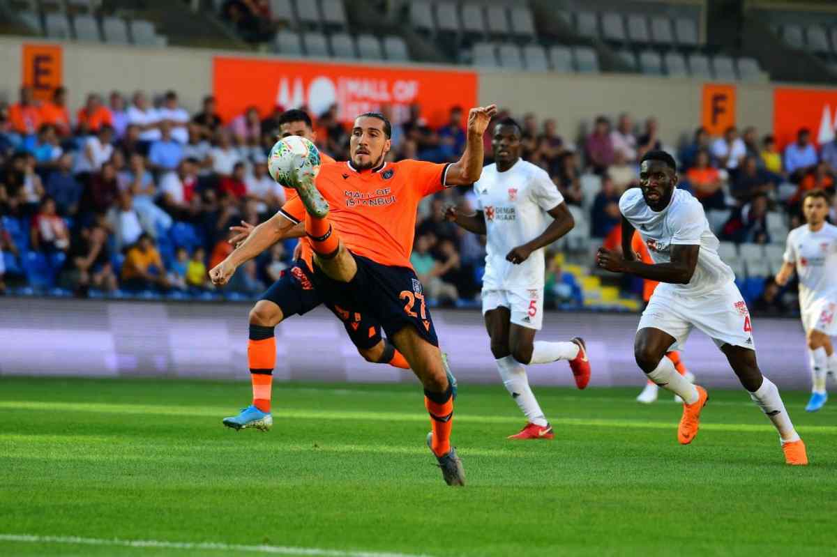 Crivelli, attaccante del Basaksehir, in azione