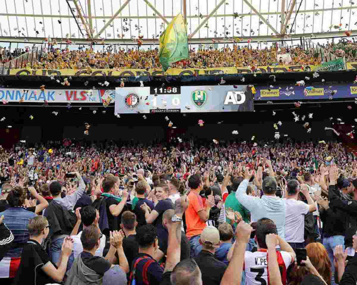 Feyenoord, bambini malati di cancro alla partita. I tifosi del Den Haag lanciano peluche