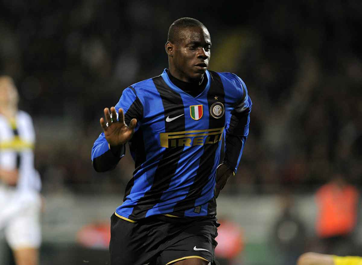 Balotelli esulta per il gol alla Juve nel 2009