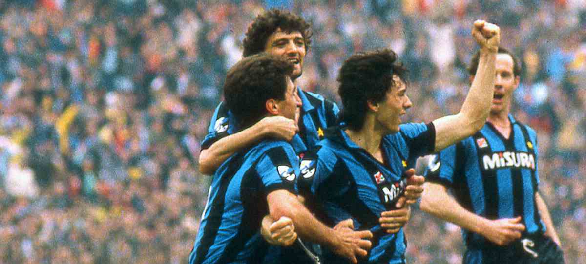 Giuseppe Minaudo dell'Inter festeggia il gol storico al Milan 