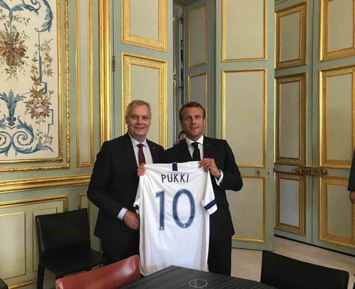 Macron riceve la maglia di Macron