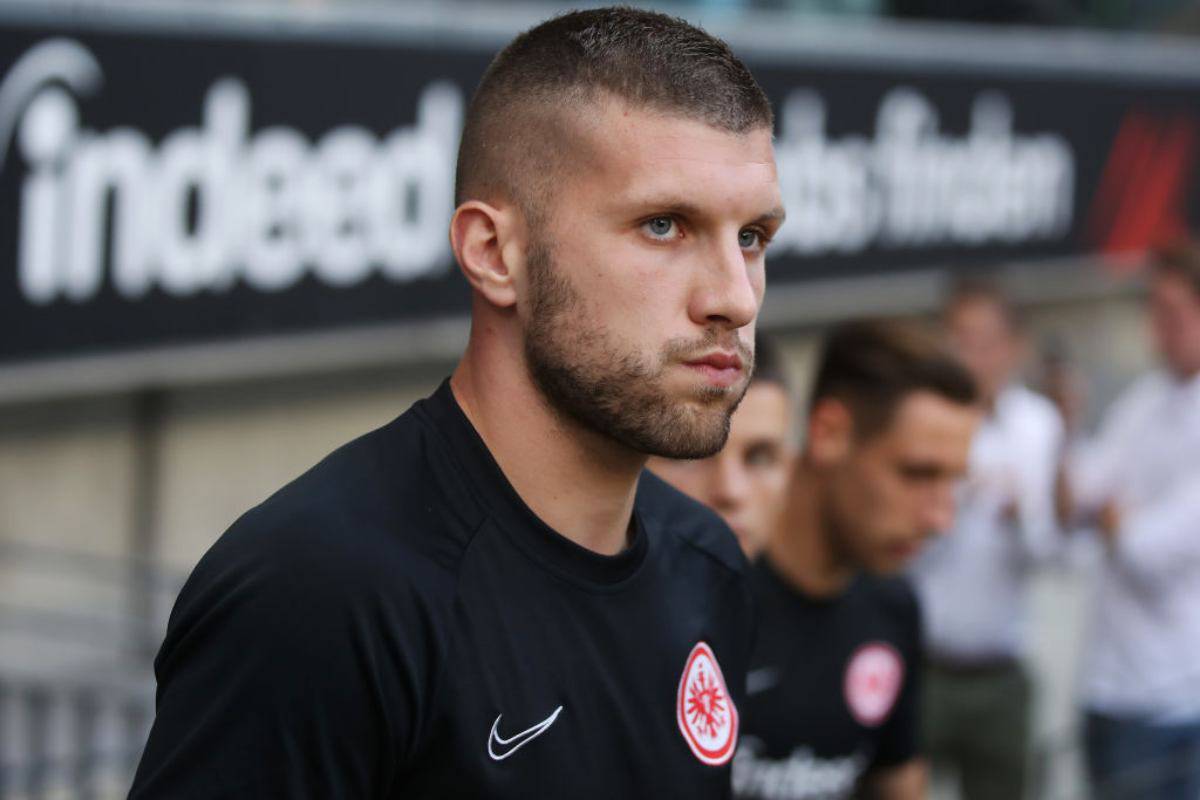 Rebic con la maglia dell'Eintracht Francoforte 