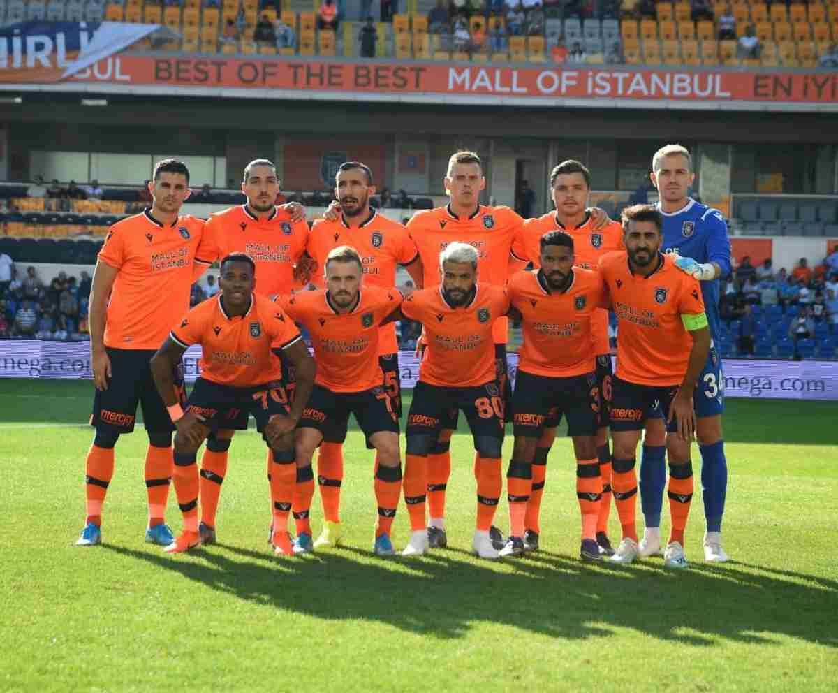 Una formazione del Basaksehir, avversario della Roma in Europa League