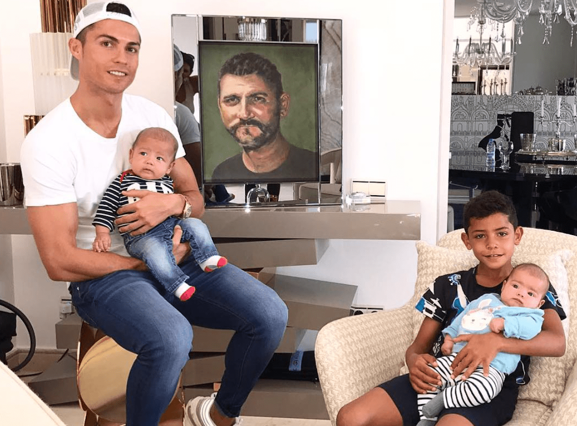 Cristiano Ronaldo con i figli e una foto del padre