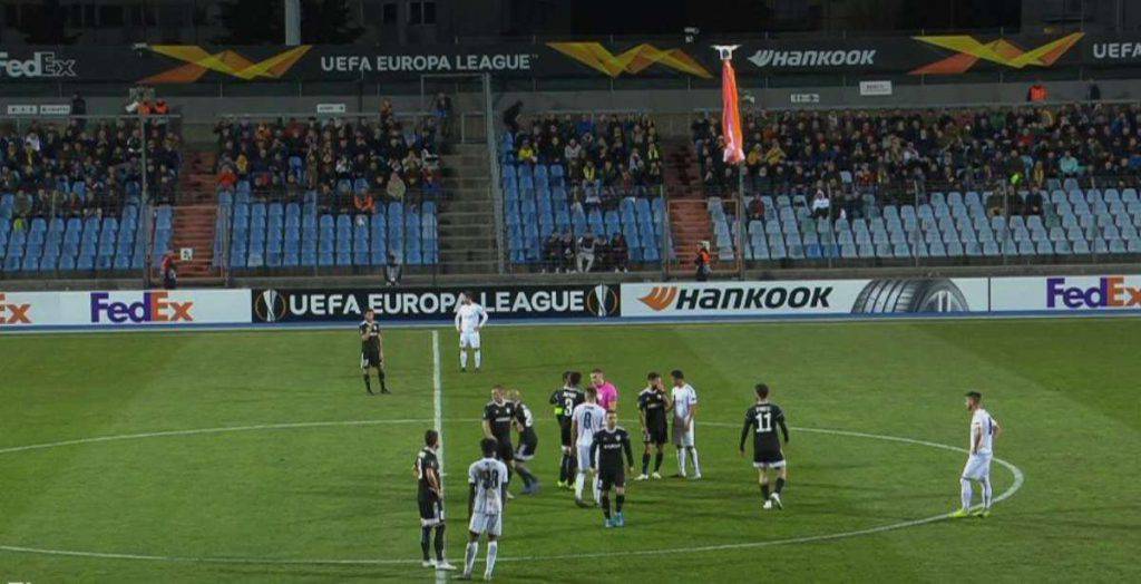 Dudelange-Qarabag, partita sospesa per drone (foto). Tifosi azeri tentano invasione