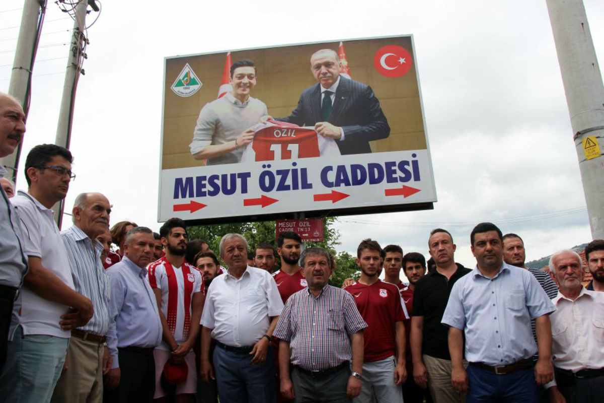 Under e Demirel come Ozil, lo sport turco per Erdogan. Ma c'è chi dice no