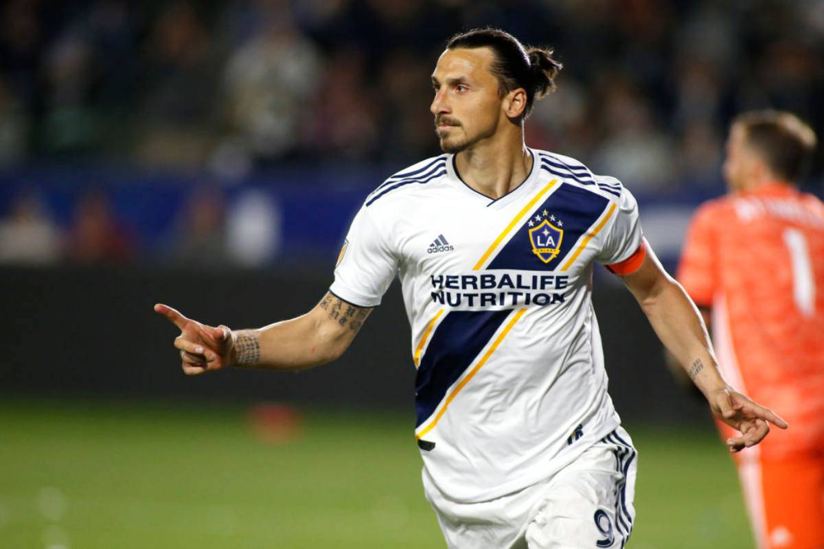 Ibrahimovic, l’allenatore dei L.A. Galaxy lo esalta: “È come Messi e Ronaldo”