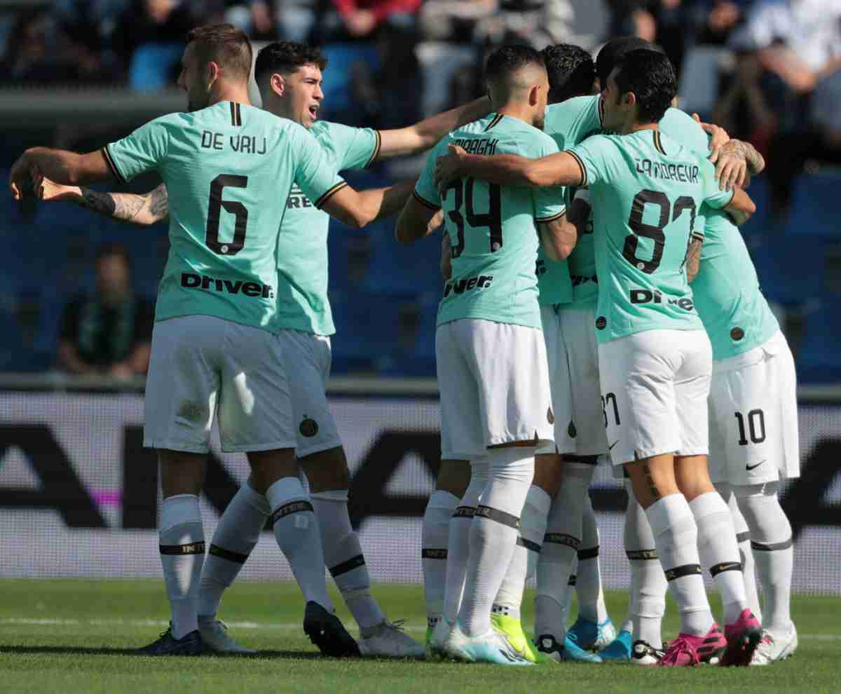 Sassuolo-Inter, invasore atterra con il paracadute in campo