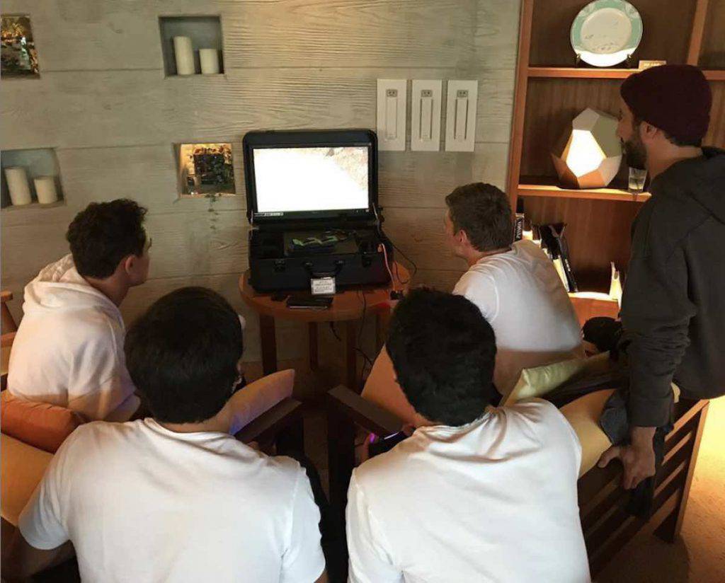 Piloti F1 Verstappen e Sainz giocano a FIFA