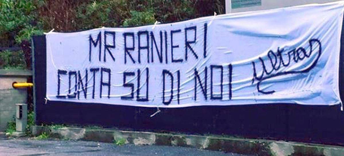 Lo striscione per Ranieri