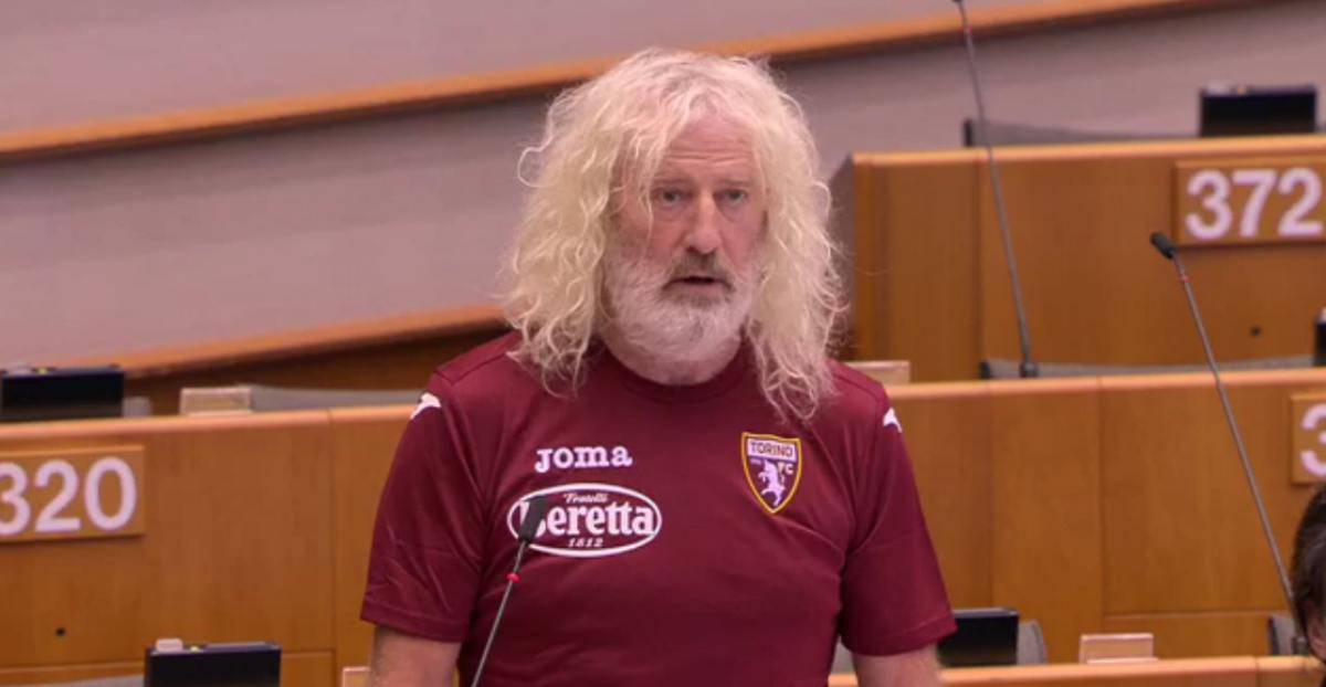 Con la maglia del Torino al Parlamento europeo, Mick Wallace stupisce l'Aula