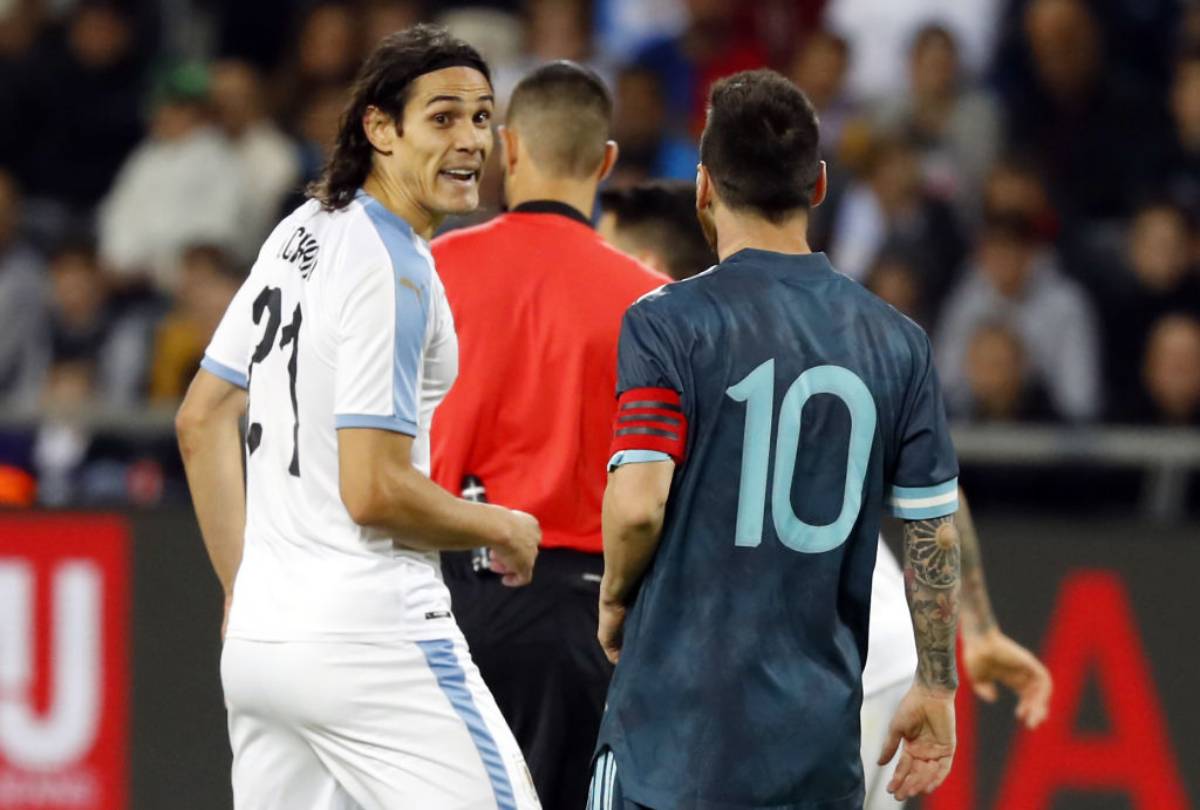 Cavani e Messi, lite durante Uruguay-Argentina 