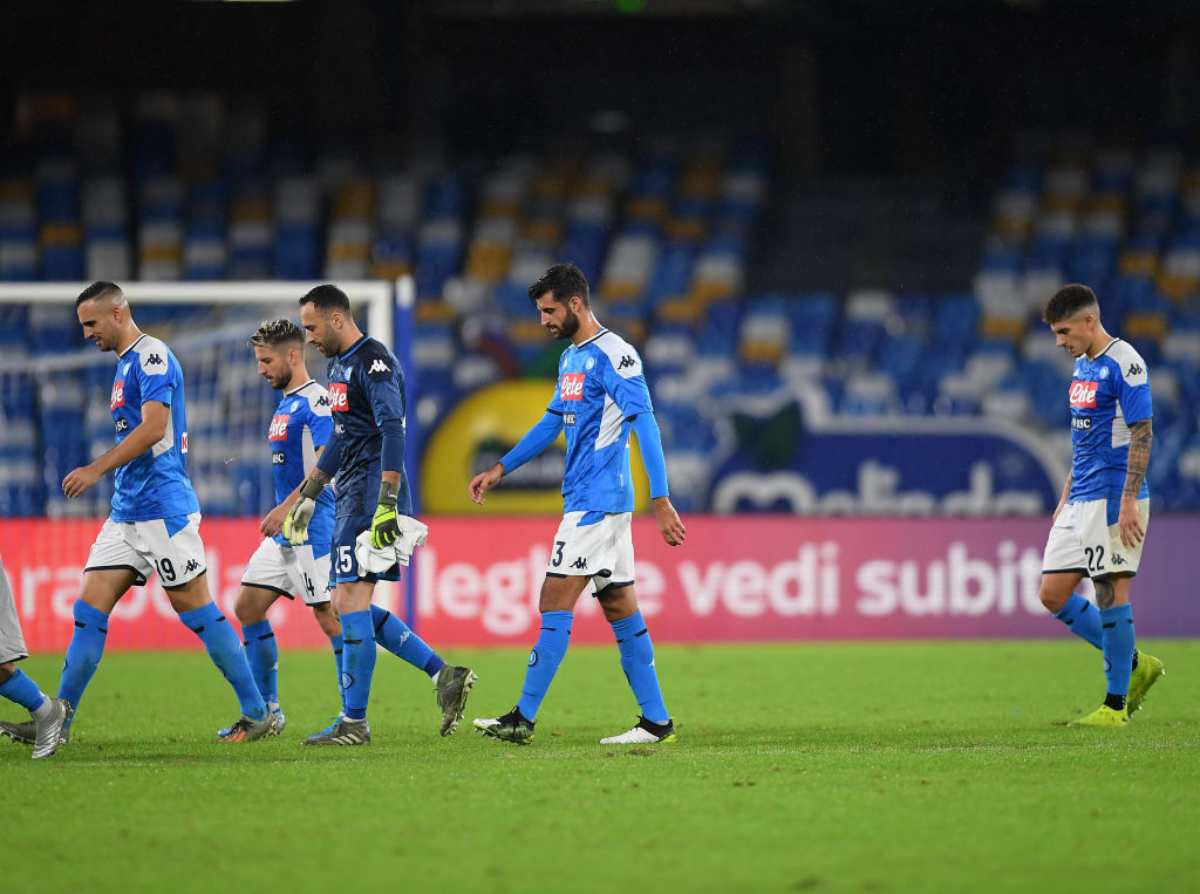 Napoli-Genoa 0-0: fischi assordanti per gli azzurri. La vetta è un miraggio