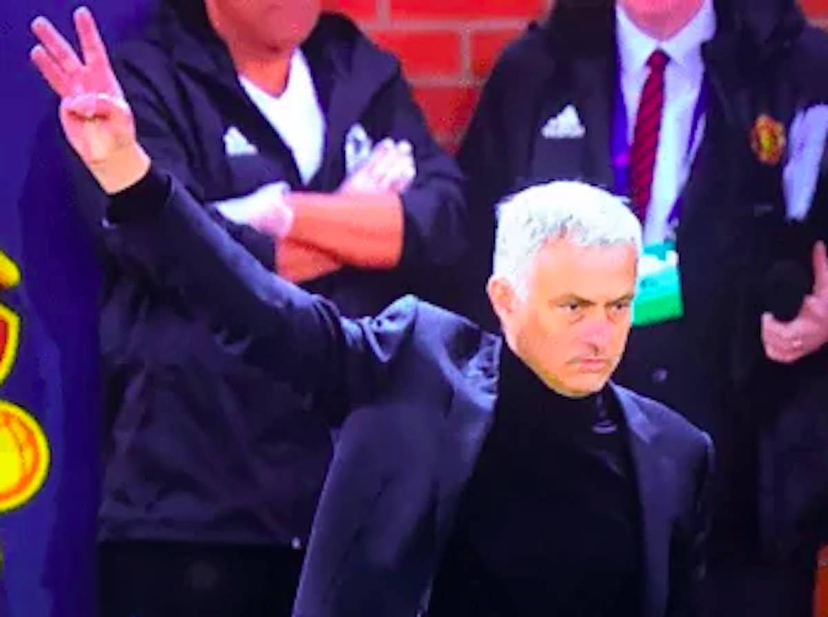 Mourinho gesto triplete ai tifosi della Juventus