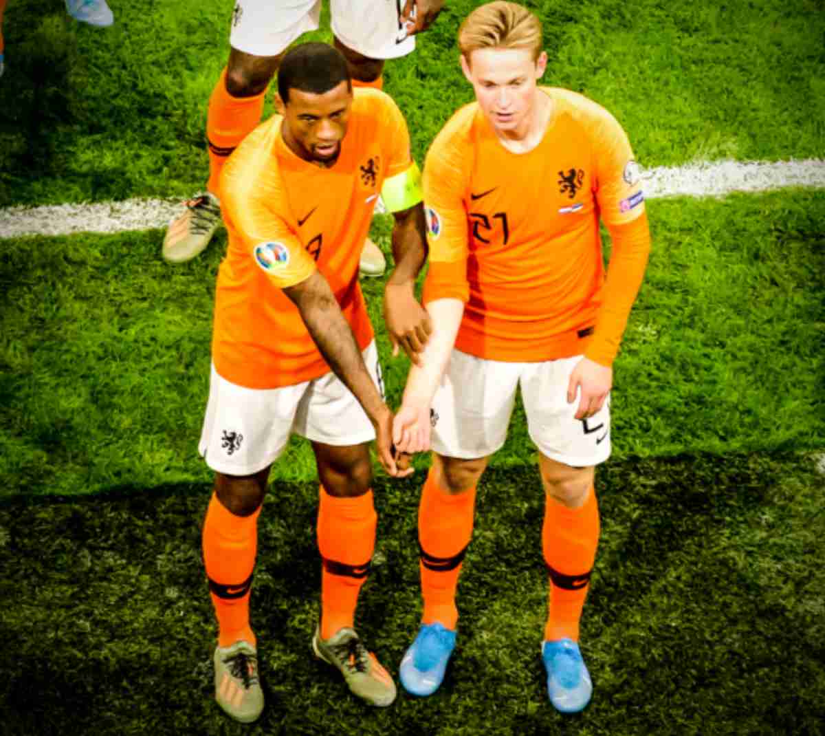 De Jong -Wijnaldum, esultanza contro il razzismo - FOTO