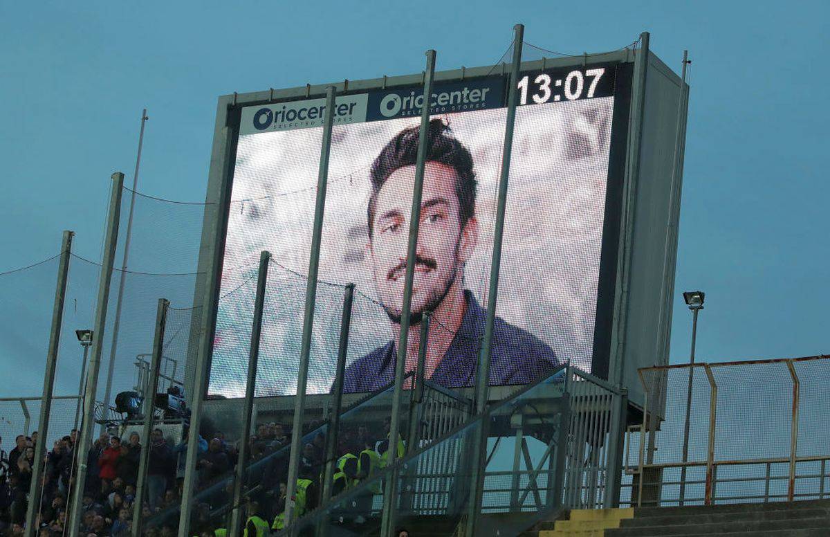 Cagliari-Fiorentina, al 13' tutti fermi in ricordo di Astori