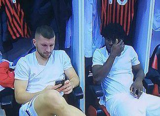 Milan, Rebic e Kessie con lo smartphone prima della partita. Rabbia dei tifosi sui social @fra_macri