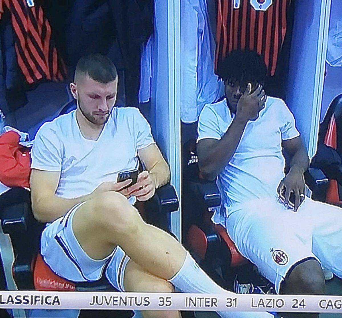 Milan, Rebic e Kessie con lo smartphone prima della partita. Rabbia dei tifosi sui social @fra_macri