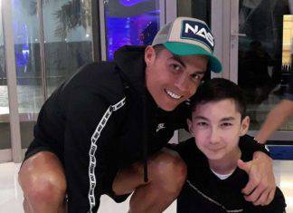 Cristiano Ronaldo gioca con un bambino senza gambe. Gesto commuovente