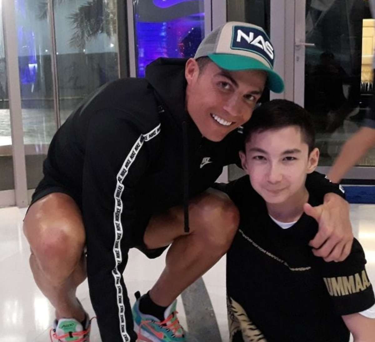 Cristiano Ronaldo gioca con un bambino senza gambe. Gesto commuovente