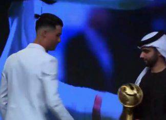 Cristiano Ronaldo cambia look, sfoggia un codino