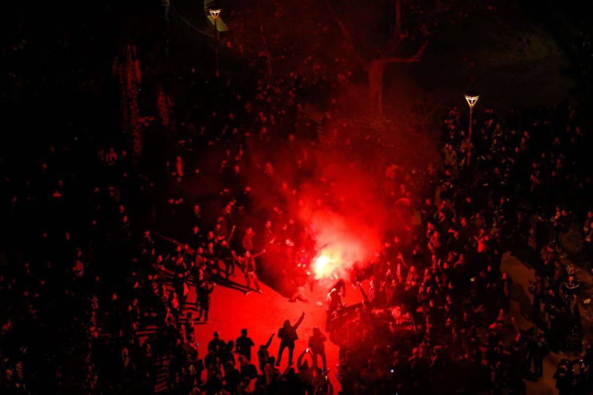 Barcellona-Real Madrid, tensione fuori dallo stadio: manifestanti in rivolta - VIDEO