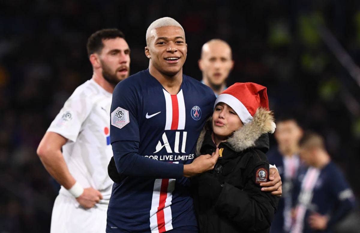 Mbappe’, l’abbraccio e l’autografo al giovane invasore emoziona | VIDEO