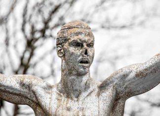 Nuovi atti vandalici sulla statua di Ibrahimovic