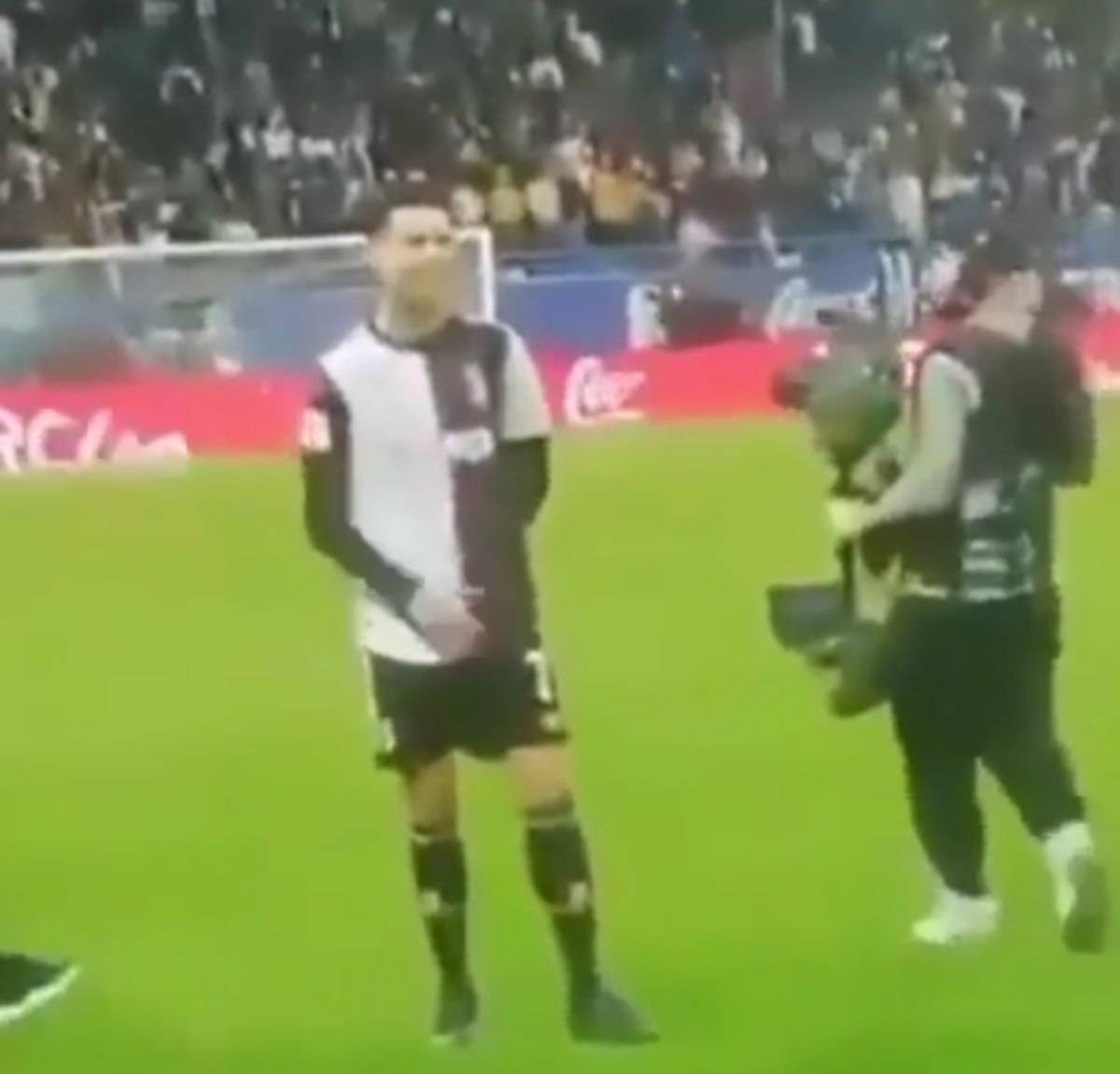 Cristiano Ronaldo, sconfitto in Supercoppa: i tifosi provocano "Messi, Messi". CR7 reagisce con stile| VIDEO