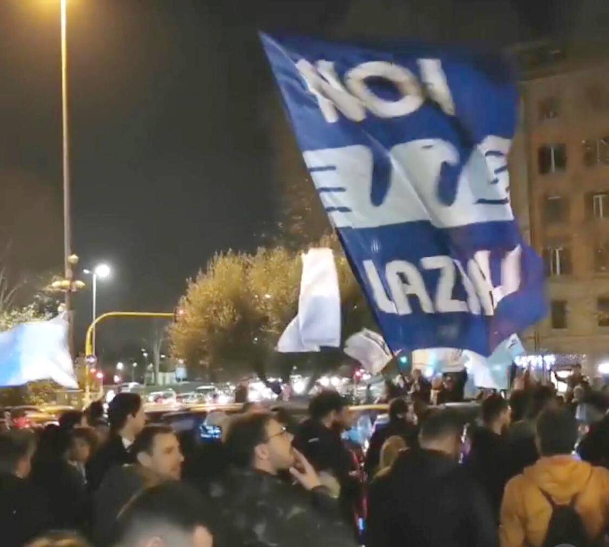 Lazio, alba coi tifosi in festa all'aeroporto per la Supercoppa VIDEO