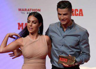 Ronaldo in palestra, Georgina in piscina: e ha qualcosa da far vedere VIDEO