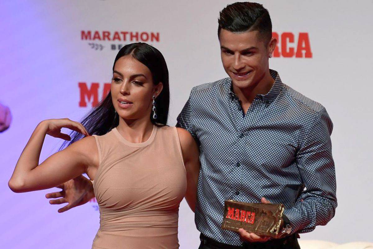 Ronaldo in palestra, Georgina in piscina: e ha qualcosa da far vedere VIDEO