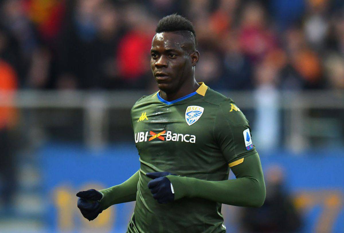 Brescia-Cagliari, Balotelli: entra e insulta l'arbitro, espulso dopo solo sei minuti. Critiche dure sui social