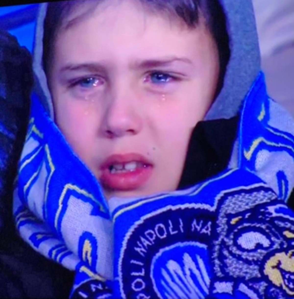 Napoli-Fiorentina, bambino piange per la sconfitta: la foto invade i social