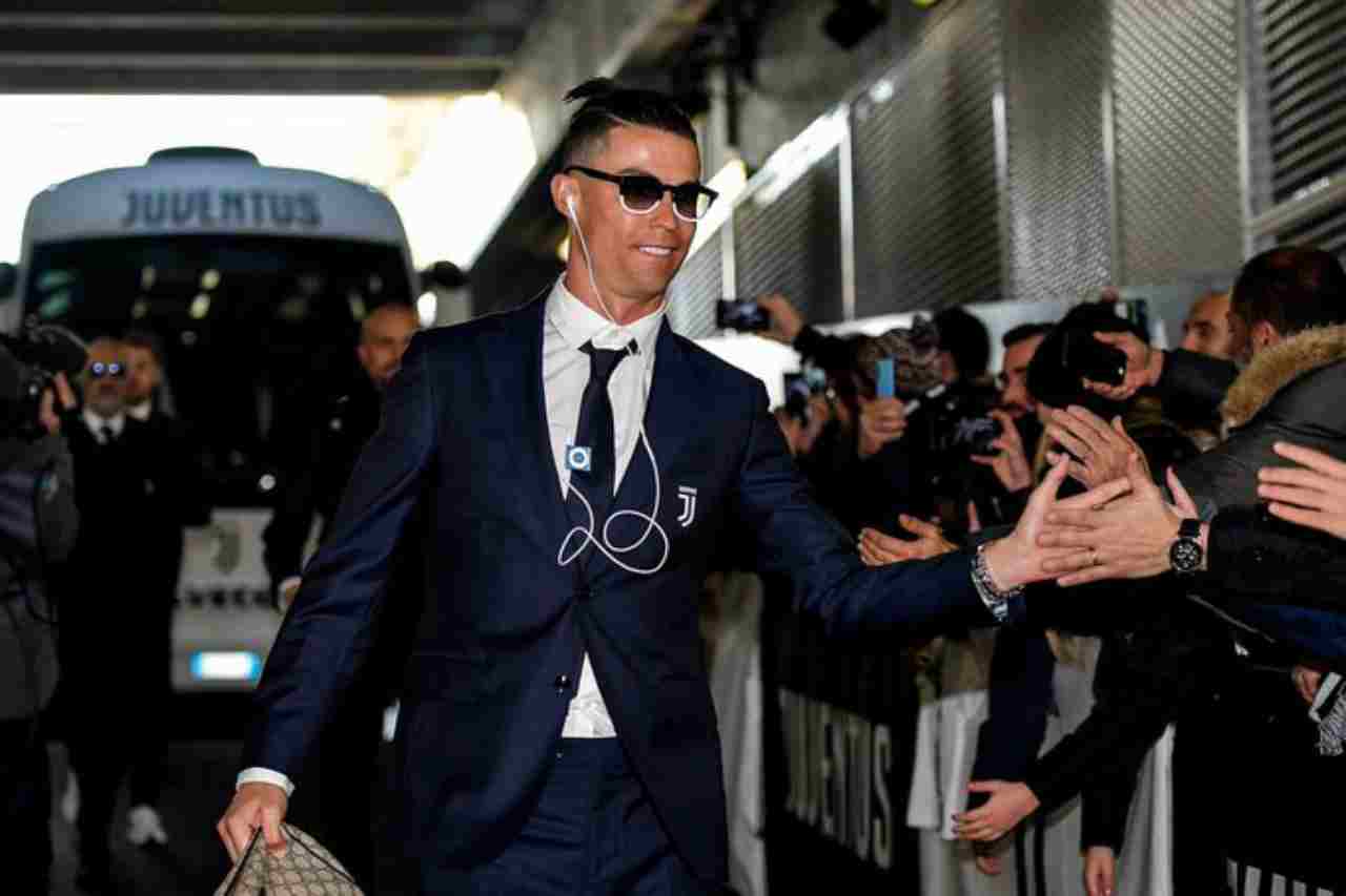 Cristiano Ronaldo, occhiale e codino vintage. Il nuovo look 2020 di CR7
