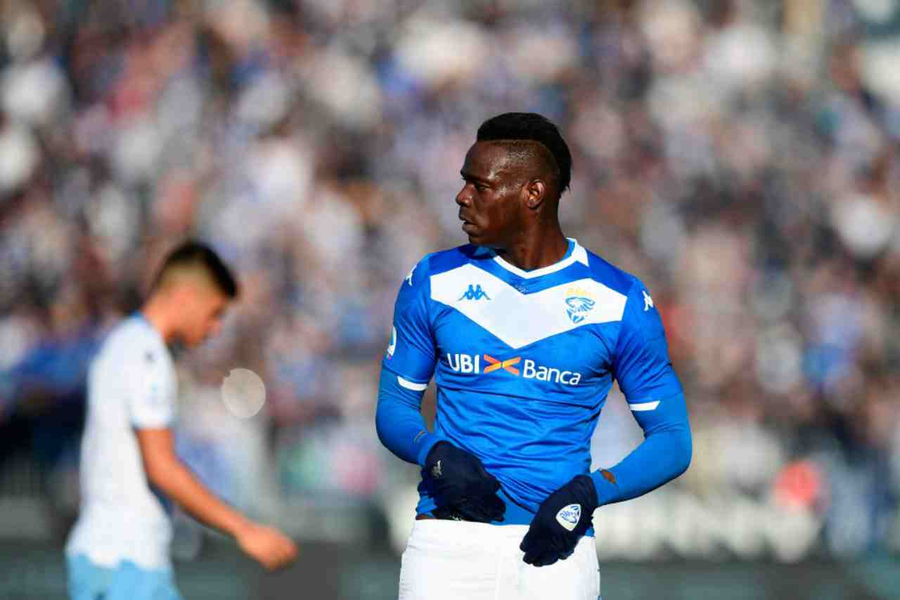 Balotelli, “tifosi laziali, vergognatevi”: il post social per i cori razzisti in Brescia-Lazio