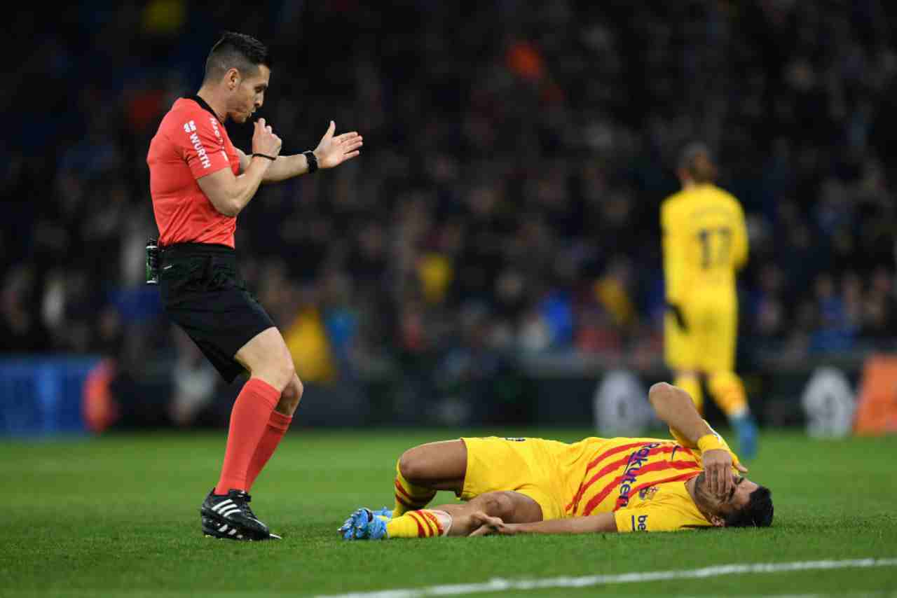 Barcellona, Suarez si opera al ginocchio: potrebbe saltare il Napoli