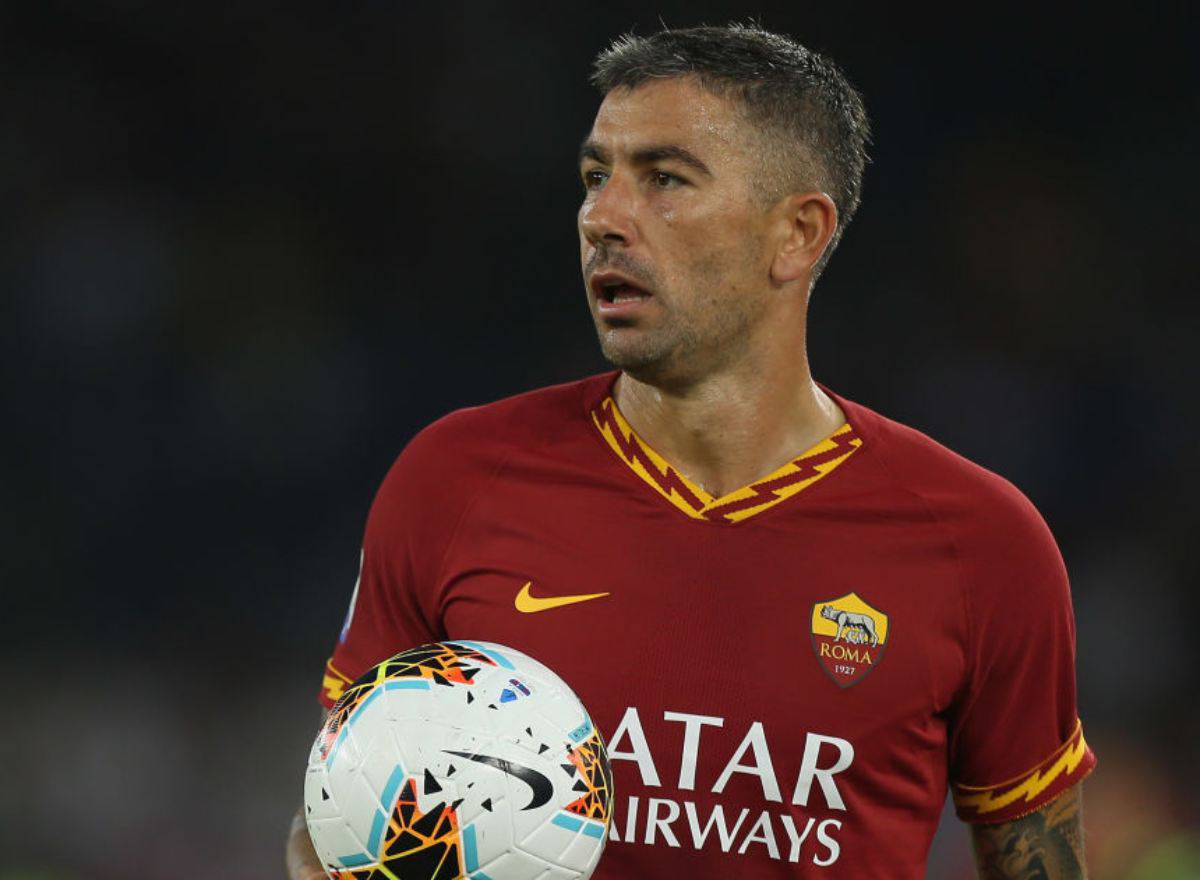 Kolarov, è ufficiale il rinnovo con la Roma