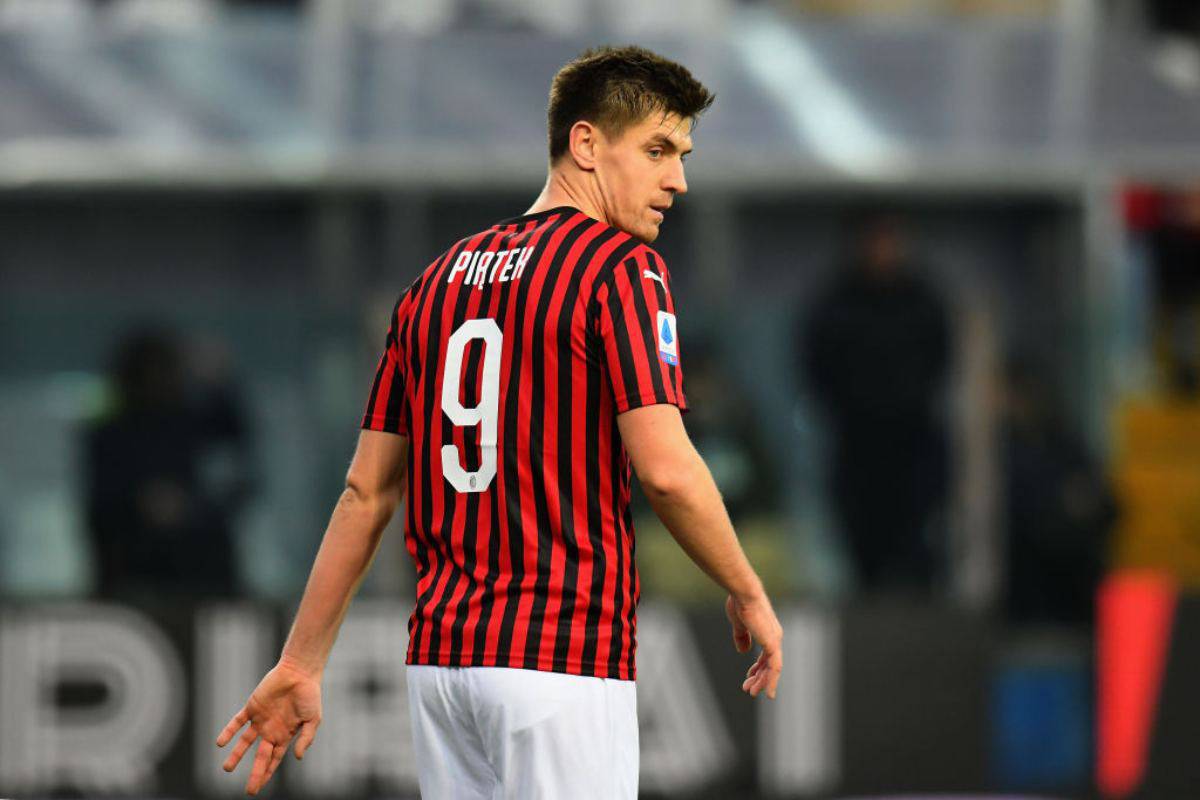 Piatek con la "maledetta" maglia numero 9 del Milan (Getty Images)