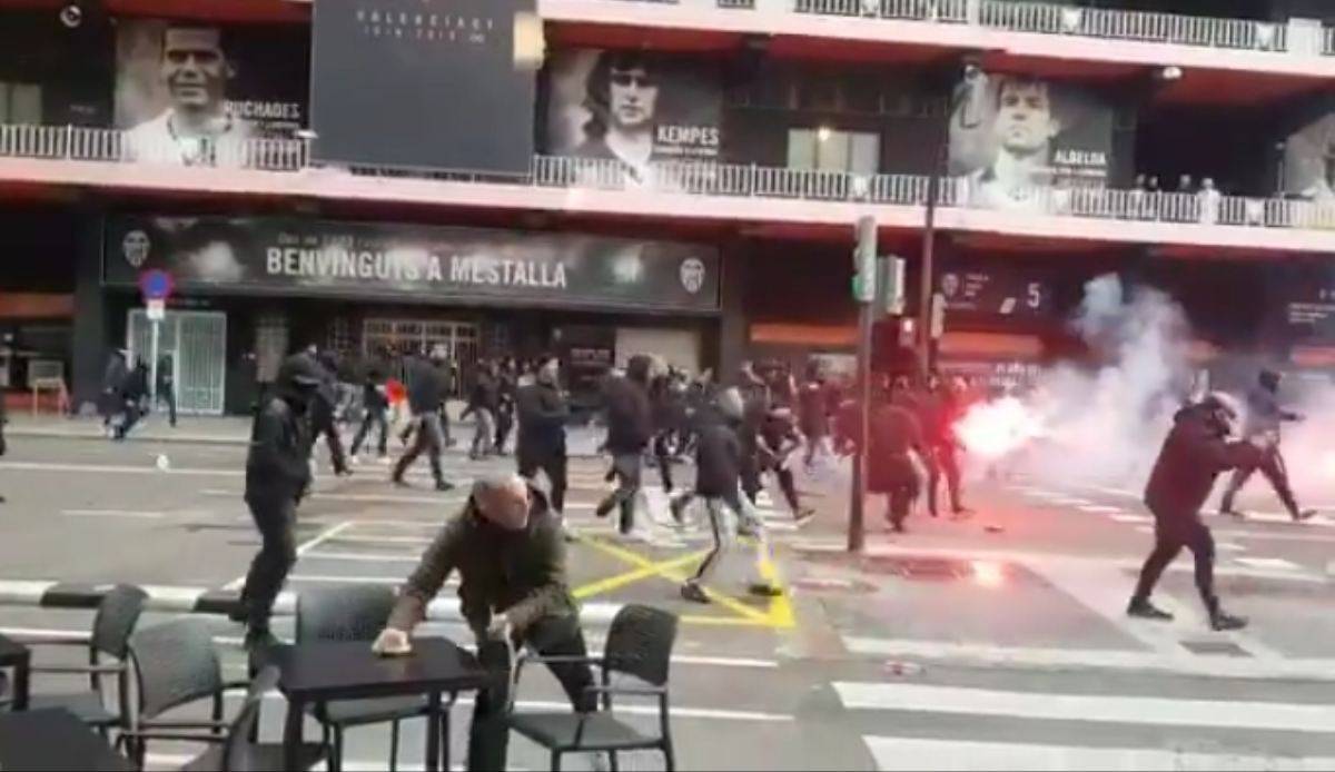 Liga, scontri prima di Valencia-Barcellona: guerriglia urbana. Indagini in corso | VIDEO
