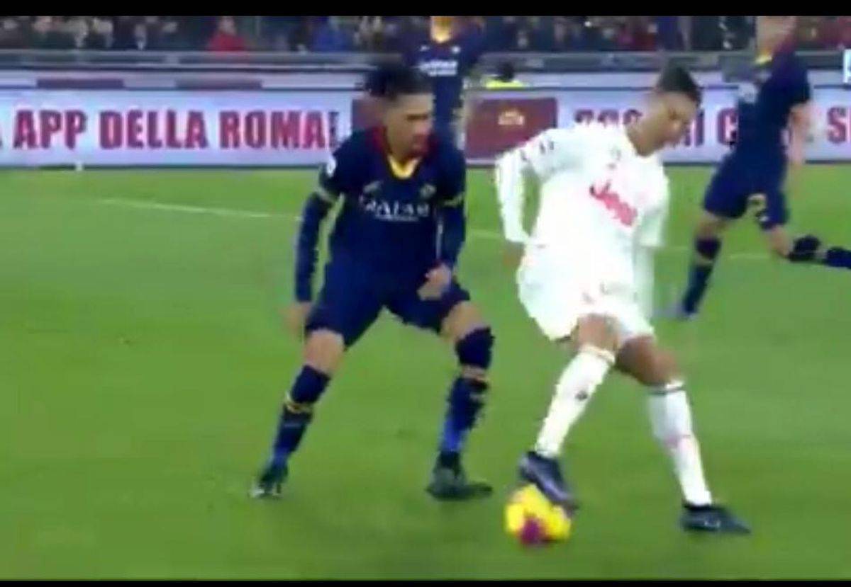 Cristiano Ronaldo-Smalling: il portoghese beffa il romanista. Esaltazione social | VIDEO