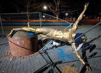 Ibrahimovic, ancora vandali in azione: distrutta la sua statua a Malmoe FOTO