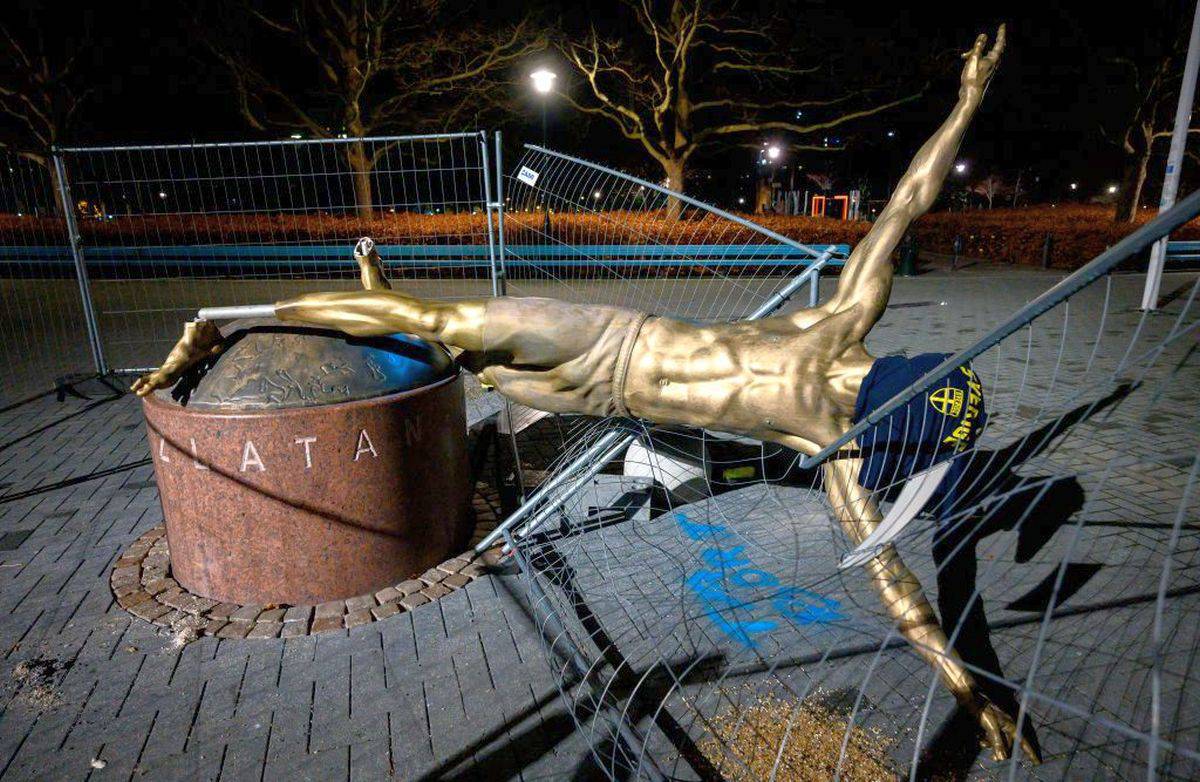 Ibrahimovic, ancora vandali in azione: distrutta la sua statua a Malmoe FOTO