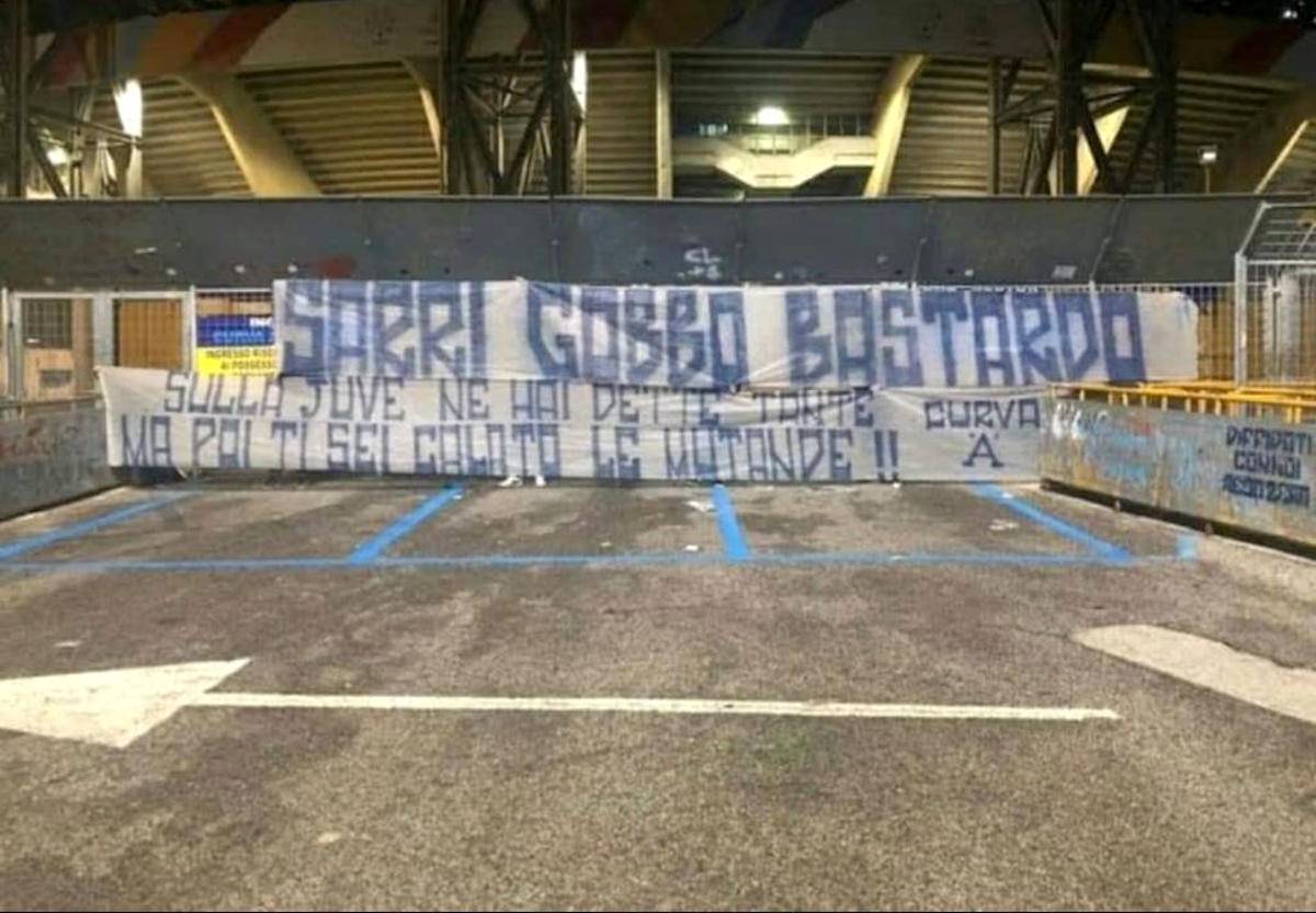 Napoli, duri striscioni di contestazione a Sarri: "Gobbo Bastardo" | FOTO