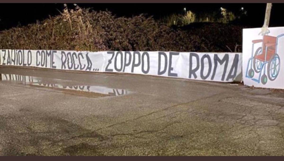 Roma-Lazio, tensione derby: lo striscione a Zaniolo | FOTO